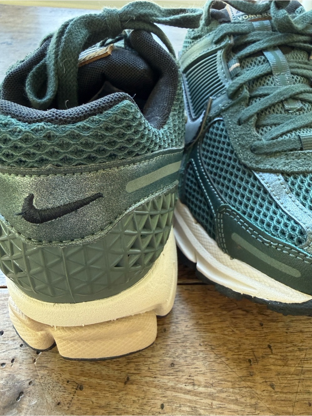 BRAND NEW Nike Women's Green Vomero 5 Sneakers with White Swoosh sz 9 - Picture 7 of 10
